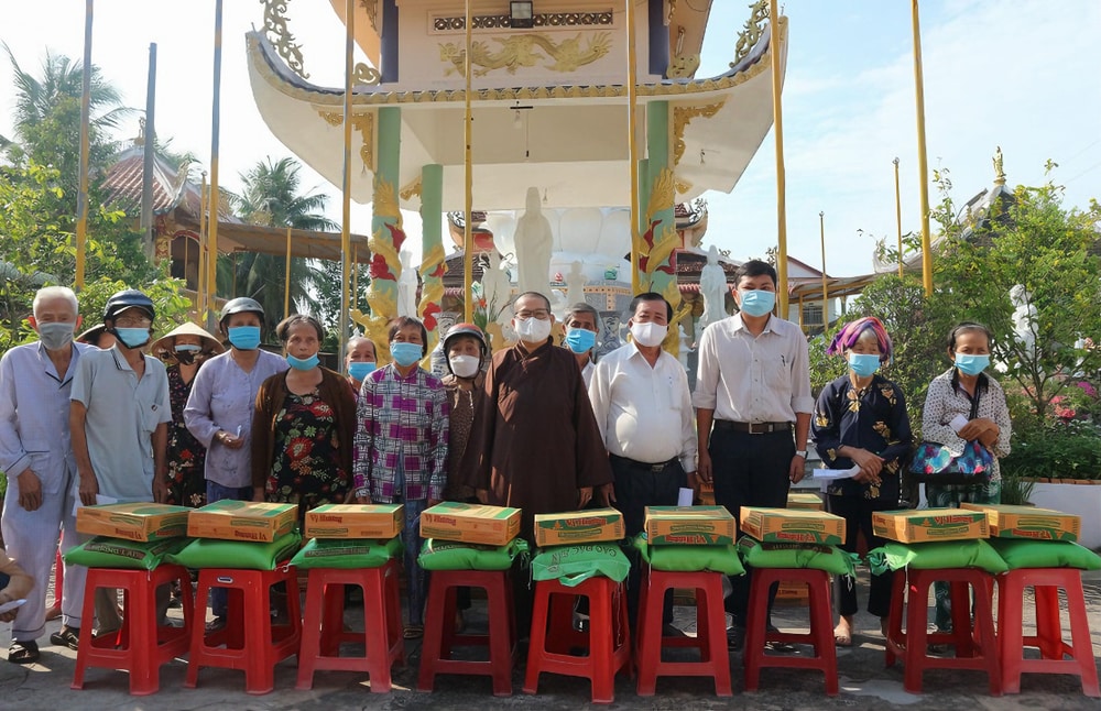 Du khách góp phần nhỏ vào việc gieo duyên lành
